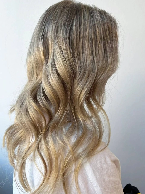 Parturi-kampaamo Helsinki Arabianranta, vaalea balayage kiharat